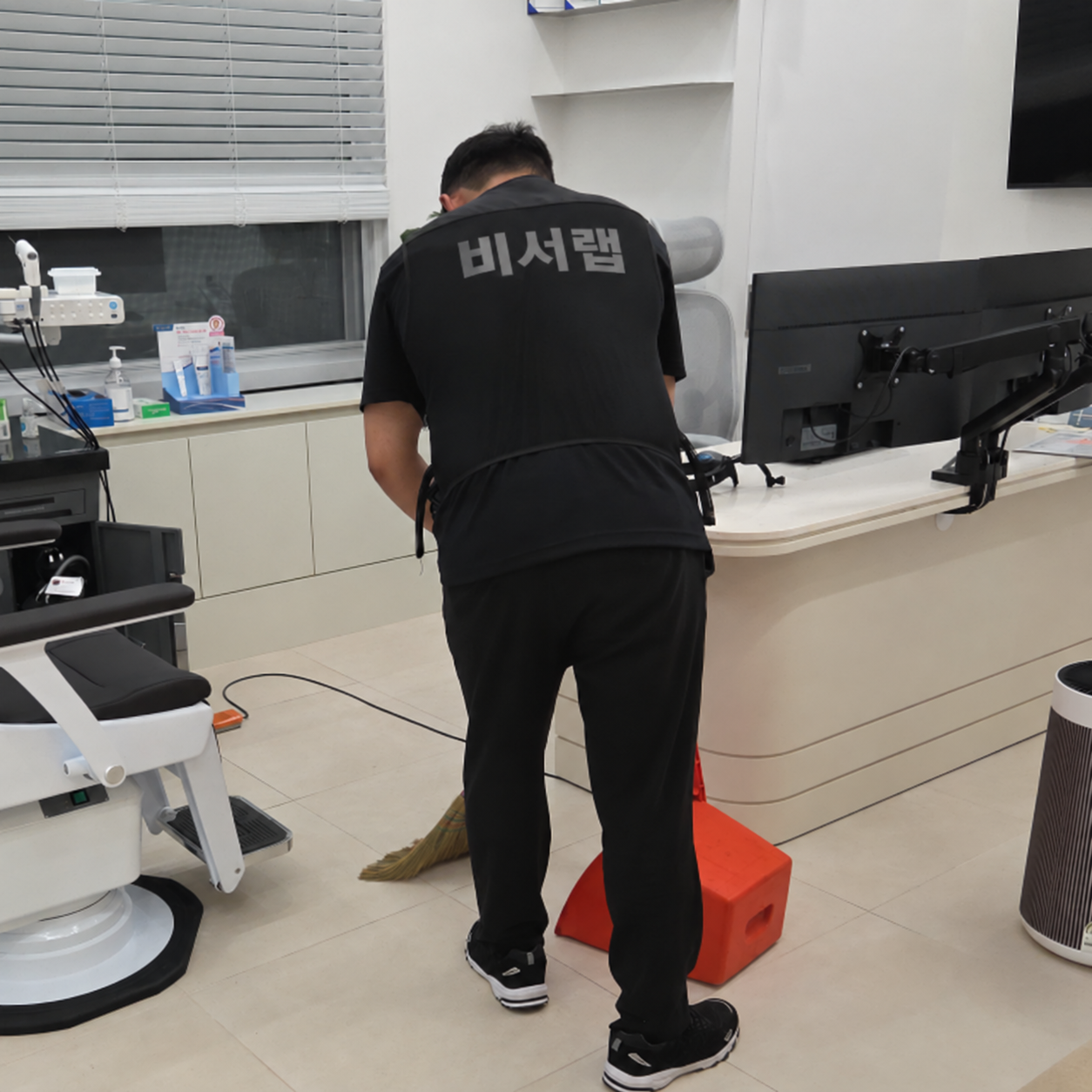 병원 접수 공간 주변 청소 실사진 - 비서랩 유니폼 로고 편집